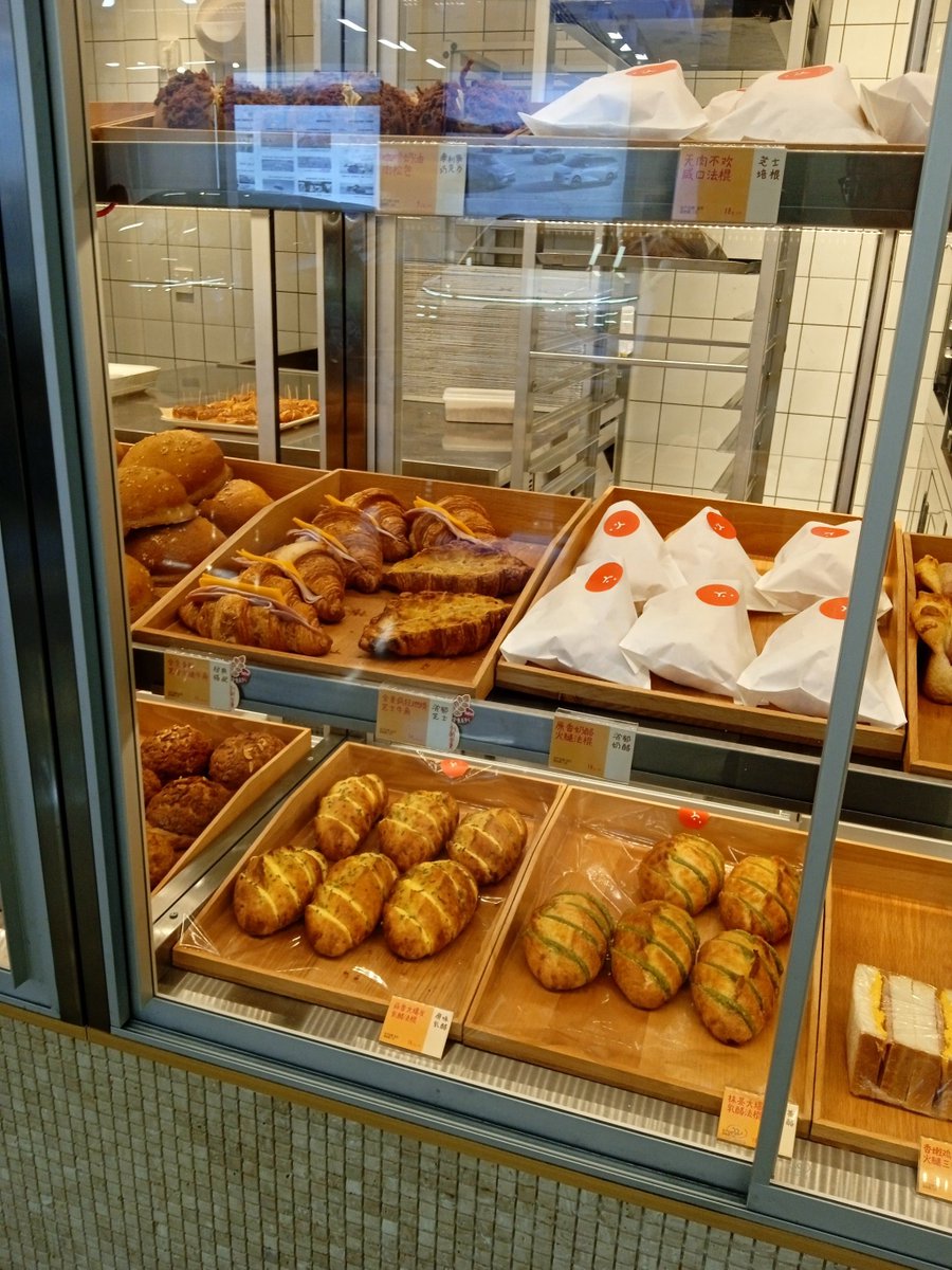 9pi7f's tweet photo. Just had the most buttery croissant at that new Parisian-style bakery on 5th St. Flaky, warm, and oozing with caramel notes—total morning win! , https://t.co/xpTvuzS7nh