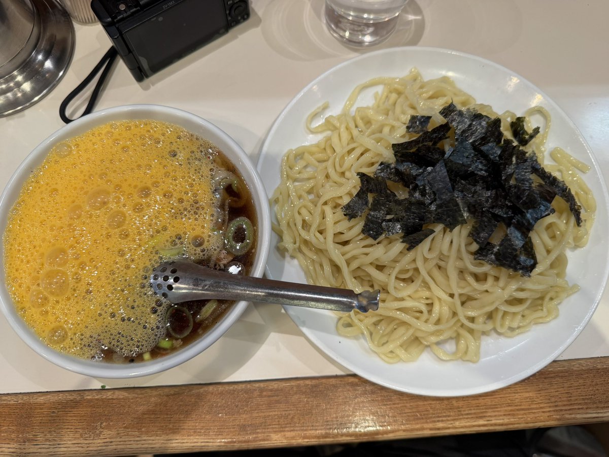 meganenomaeda's tweet photo. らぁめん ほりうち 新宿本店@新宿
◇納豆ざるらぁめん 1,250円

たっぷりの納豆沈んだ、クリーミーで甘・辛・酸味効いた醤油つけ汁。プルプル、もっちりの縮れ平打ち太麺。納豆と卵の合体つけ汁‼️もう大好き💕箸が止まりません🥢

細切りチャーシュー、メンマもかなり入り、食べ応え👍

定期的に必ず食べたくなる、大好きな逸品❣️最高です☺️💯💕
#らぁめんほりうち #ざるらぁめん #納豆ざるらぁめん #納豆 #ボリューム #老舗 #西新宿 #チャーシュー #朝ラー