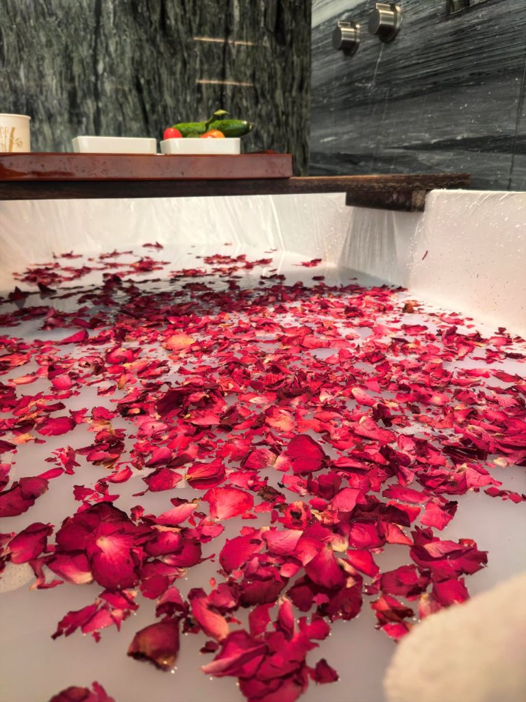 Emily_scfee's tweet photo. Milk and Petal Bath
The most relaxing moment in a tiring life https://t.co/L45rL5lM0Q