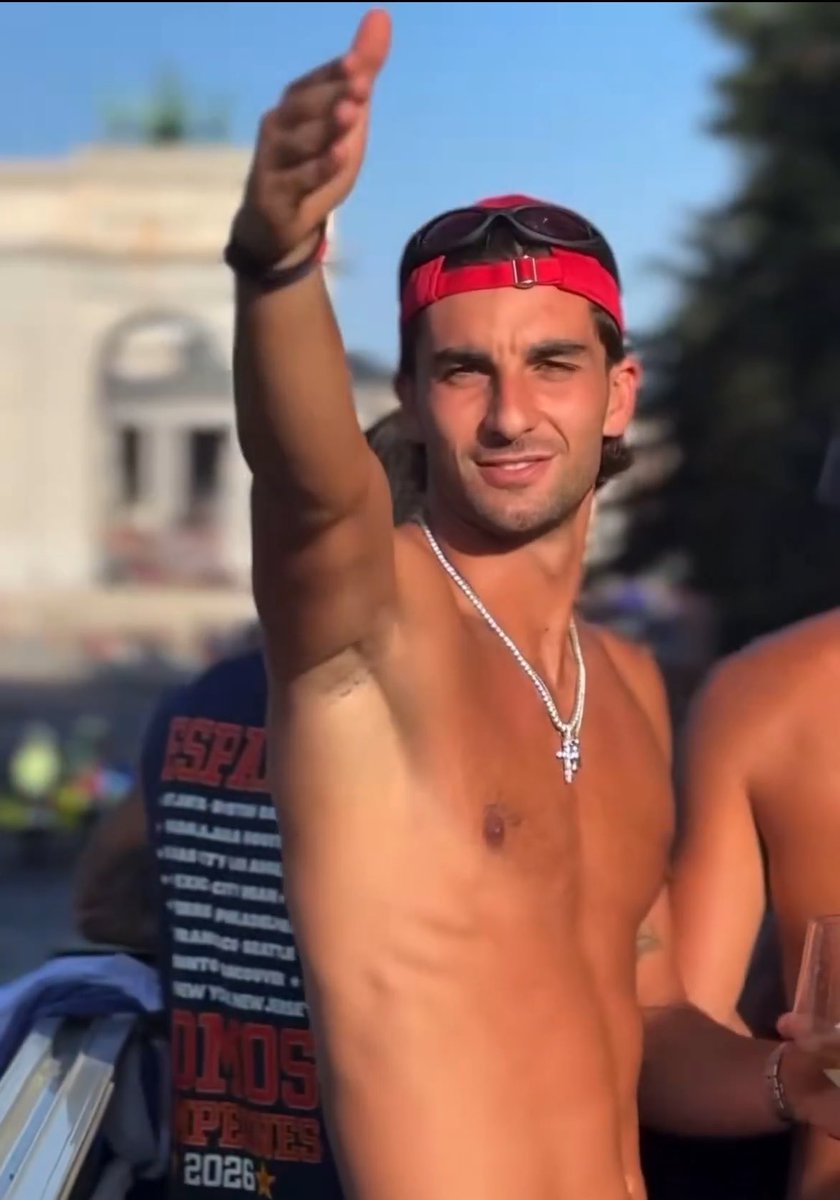 connellwaIdron's tweet photo. shirtless. the chain. the backward cap. oh YES https://t.co/AFrCXG0co1