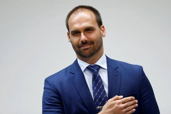 zfabrogmailcom's tweet photo. Ótima noticia.👏👏
Eduardo Bolsonaro obteve o green card, documento oficial que garante residência permanente nos Estados Unidos. A liberação do cartão permite que ele viva, estude e trabalhe por tempo indeterminado no país norte-americano sem precisar de vistos especiais. https://t.co/USUSFrWYS7