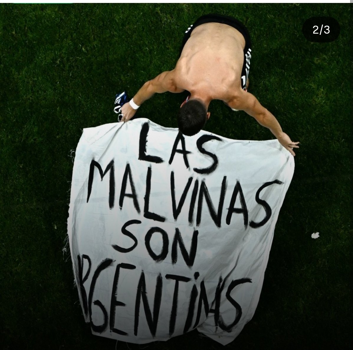 sanchezalem's tweet photo. Con esto yo soy campeón del mundo. Pusieron nuevamente a Malvinas en la agenda mundial. Esto es más potente que cualquier bomba. Podrían haber sido sancionados, se la bancaron. Hicieron de jugadores y de jefes de Estado. https://t.co/x5su4QNZuM