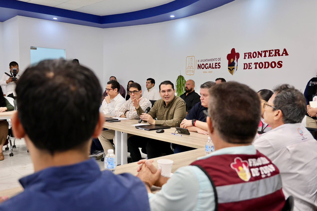 AdolfoSalazar_'s tweet photo. Por instrucción del gobernador @AlfonsoDurazo, sostuve una reunión de trabajo con las dependencias responsables de atender de manera permanente e integral las afectaciones ocasionadas por las lluvias extraordinarias en Nogales.

Junto al alcalde Juan Gim, reiteramos el compromiso de trabajar de manera coordinada para garantizar atención oportuna y acompañamiento a las familias.