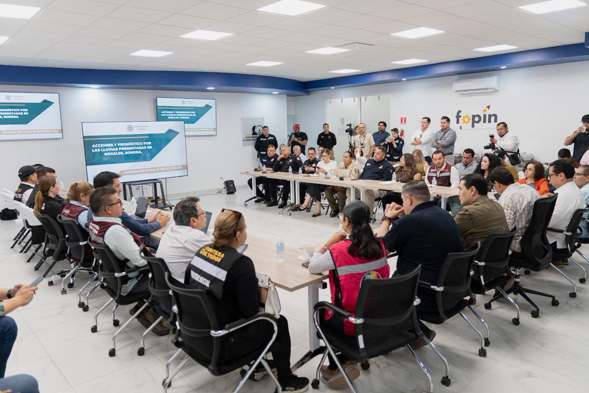 AdolfoSalazar_'s tweet photo. Por instrucción del gobernador @AlfonsoDurazo, sostuve una reunión de trabajo con las dependencias responsables de atender de manera permanente e integral las afectaciones ocasionadas por las lluvias extraordinarias en Nogales.

Junto al alcalde Juan Gim, reiteramos el compromiso de trabajar de manera coordinada para garantizar atención oportuna y acompañamiento a las familias.