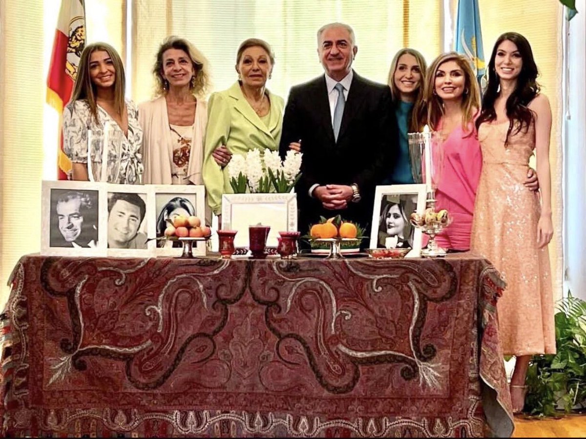 AGHAbozorg01's tweet photo. یک مرد
یک همسر
یک مادر
سه دختر جوان
تمام دار و ندار ایرانیان برای رسیدن به آزادی هستن ‌.
ینی میخام بگمتون که ما ملت همینقدر تنها هستیم ‌.
و ایران آینده ، ایران زنان شیک و متفکر مدرن خواهد بود .
#جاویدشاه
#پرچم_شیروخورشید_تاجدار 
#KingRezaPahlavi https://t.co/m9qCWgryO6