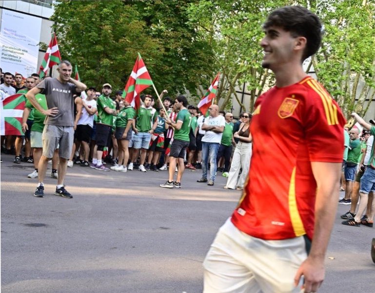 FloresJuberias's tweet photo. Ninguna imagen mejor que esta para definir el momento actual de nuestro país. 

De una parte, la confiada valentía de un joven español, orgulloso de su identidad; y de otra el gesto amargado y rabioso de la chusma malencarada que constituye la carne de cañón de los nacionalismos periféricos. 

De un lado, el orgullo por el pasado y la ilusión por el futuro de quien ha crecido sin prejuicios; de otro, la rabia, la frustración, y el tedio resultado de décadas de adoctrinamiento machacón.

De un lado la sonrisa de quien se sabe ganador; de otro el gesto de estupor de quien no se ha dado cuenta de que ya está muerto.