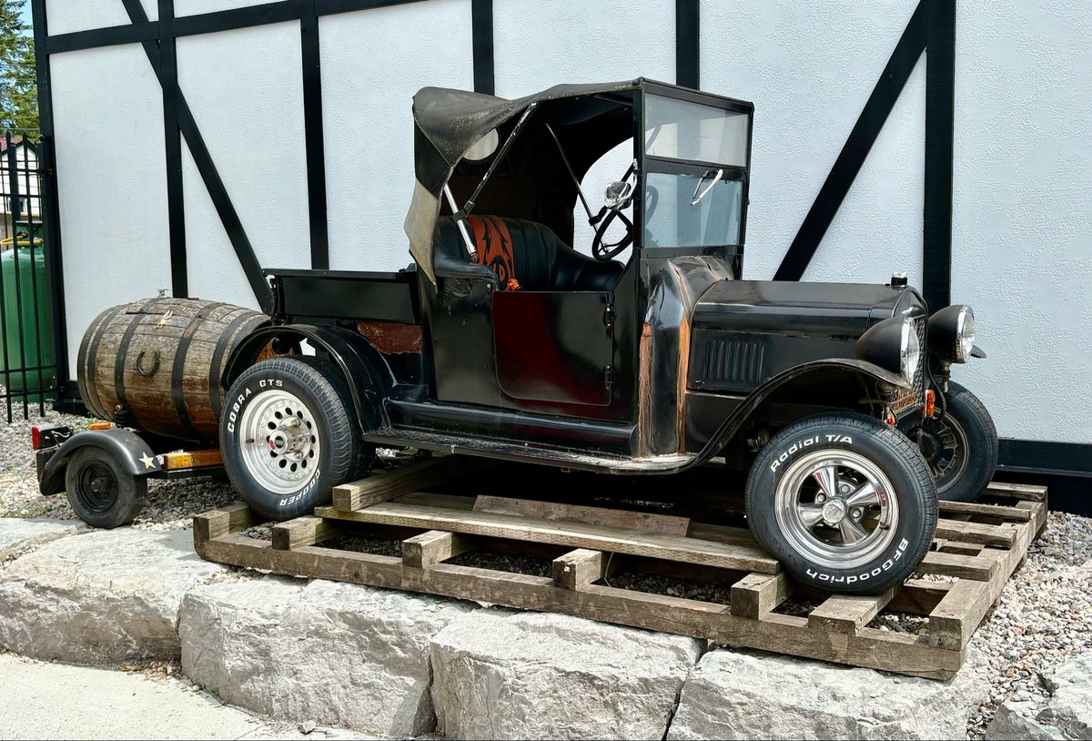 CPercySearle's tweet photo. More pics of old cars in Ashton! Fun! @CraigSearle1 #Ashton https://t.co/6KFreIE2i9