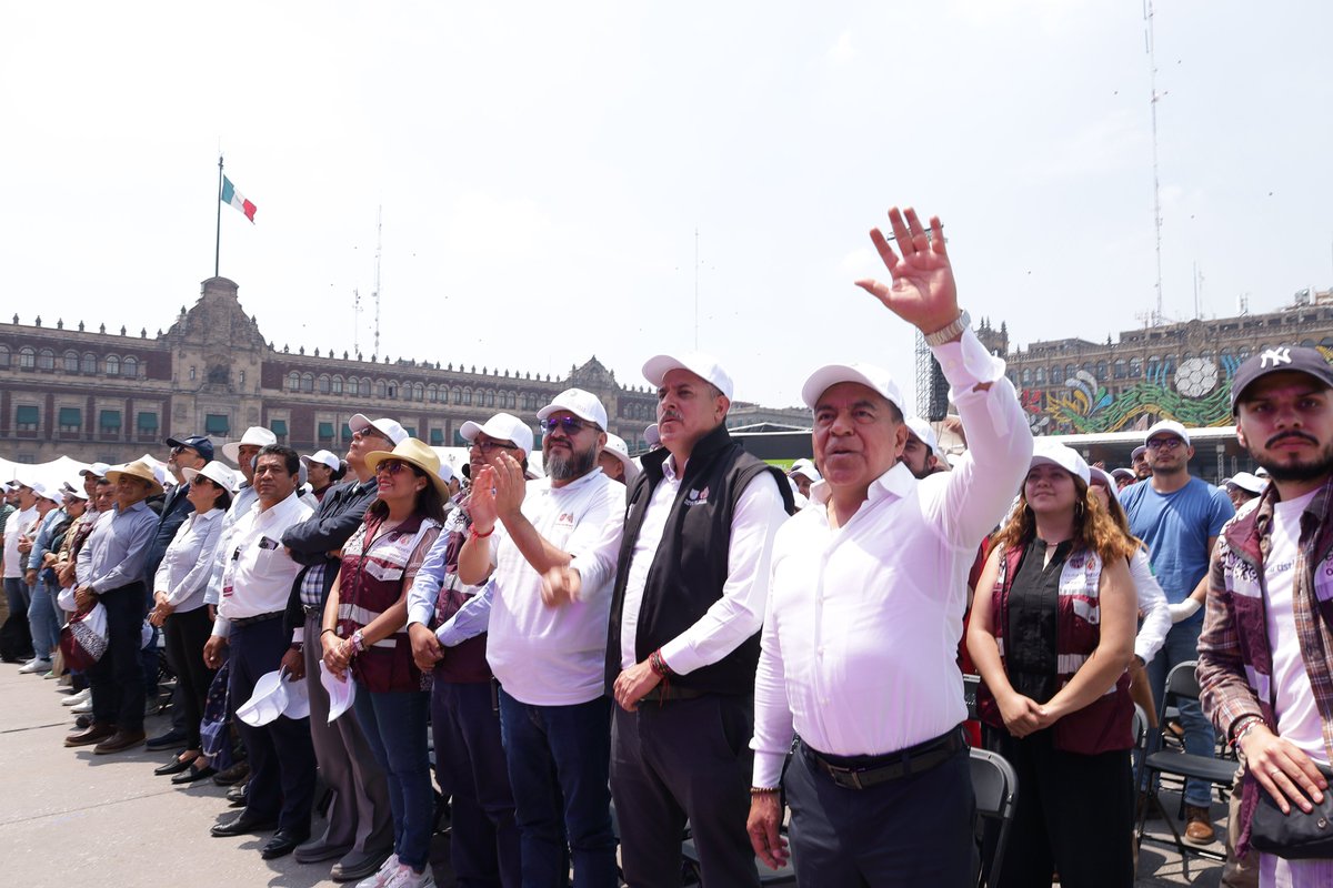 LaSEMOVI's tweet photo. El #Mundial2026 dejó momentos que quedarán en la memoria de miles de personas.

Hoy, el Secretario de Movilidad @HectorUlisesGN, acompañó a la #JefaDeGobierno, @ClaraBrugadaM en la entrega de reconocimientos a las y los servidores públicos que, con su compromiso, dedicación y trabajo coordinado, hicieron posible la realización de esta gran fiesta mundialista.

Gracias a su esfuerzo, la Ciudad de México recibió al mundo y brindó una experiencia segura, ordenada e inolvidable para todas y todos. 🇲🇽⚽