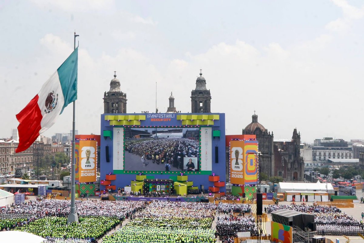 LaSEMOVI's tweet photo. El #Mundial2026 dejó momentos que quedarán en la memoria de miles de personas.

Hoy, el Secretario de Movilidad @HectorUlisesGN, acompañó a la #JefaDeGobierno, @ClaraBrugadaM en la entrega de reconocimientos a las y los servidores públicos que, con su compromiso, dedicación y trabajo coordinado, hicieron posible la realización de esta gran fiesta mundialista.

Gracias a su esfuerzo, la Ciudad de México recibió al mundo y brindó una experiencia segura, ordenada e inolvidable para todas y todos. 🇲🇽⚽