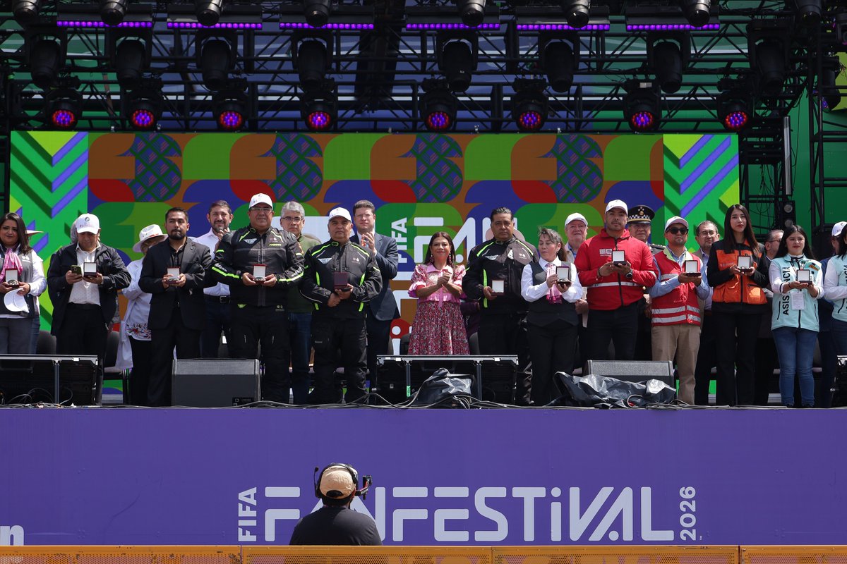 LaSEMOVI's tweet photo. El #Mundial2026 dejó momentos que quedarán en la memoria de miles de personas.

Hoy, el Secretario de Movilidad @HectorUlisesGN, acompañó a la #JefaDeGobierno, @ClaraBrugadaM en la entrega de reconocimientos a las y los servidores públicos que, con su compromiso, dedicación y trabajo coordinado, hicieron posible la realización de esta gran fiesta mundialista.

Gracias a su esfuerzo, la Ciudad de México recibió al mundo y brindó una experiencia segura, ordenada e inolvidable para todas y todos. 🇲🇽⚽
