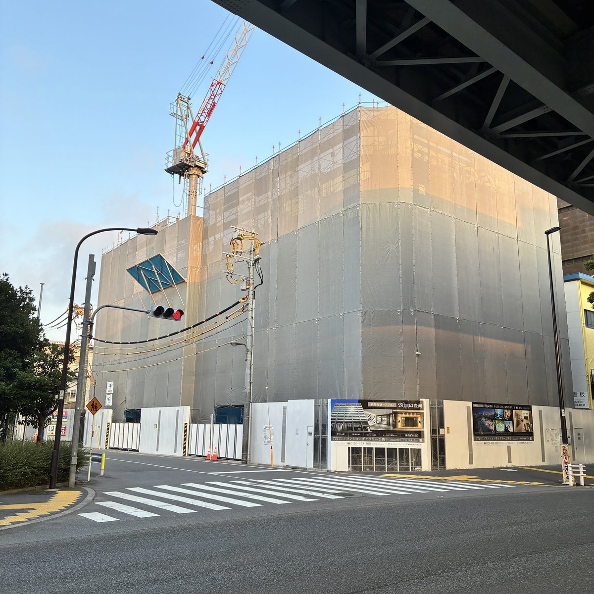 EdagawaWalker's tweet photo. 【枝川の不動産】
有楽町線延伸(豊洲線)に伴う枝川新駅の爆誕で資産価値がジワジワ高まる「現在駅まで徒歩20分」「将来駅まで徒歩数分」の究極の先物買い物件である「ブリシア豊洲」を定点観測していますが、祝日明けからまた週6日稼働方針らしく土曜日も工事を進めているみたいですね。 https://t.co/9oXuFhutUb