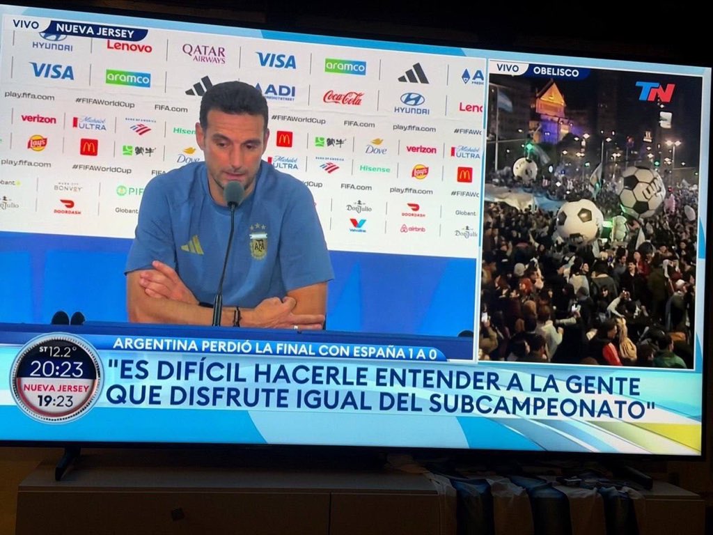 termoderiver's tweet photo. Ayer, durante la final de la Copa del Mundo, los hinchas convirtieron Buenos Aires en una auténtica fiesta del fútbol ⚽️

A pesar del resultado de la selección argentina, el ambiente en la ciudad siguió siendo increíble. Los balones gigantes de 1win formaron parte del evento e incluso aparecieron en la transmisión del canal Todo Noticias 🙌