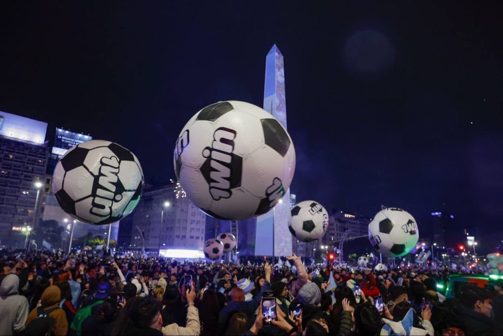 termoderiver's tweet photo. Ayer, durante la final de la Copa del Mundo, los hinchas convirtieron Buenos Aires en una auténtica fiesta del fútbol ⚽️

A pesar del resultado de la selección argentina, el ambiente en la ciudad siguió siendo increíble. Los balones gigantes de 1win formaron parte del evento e incluso aparecieron en la transmisión del canal Todo Noticias 🙌