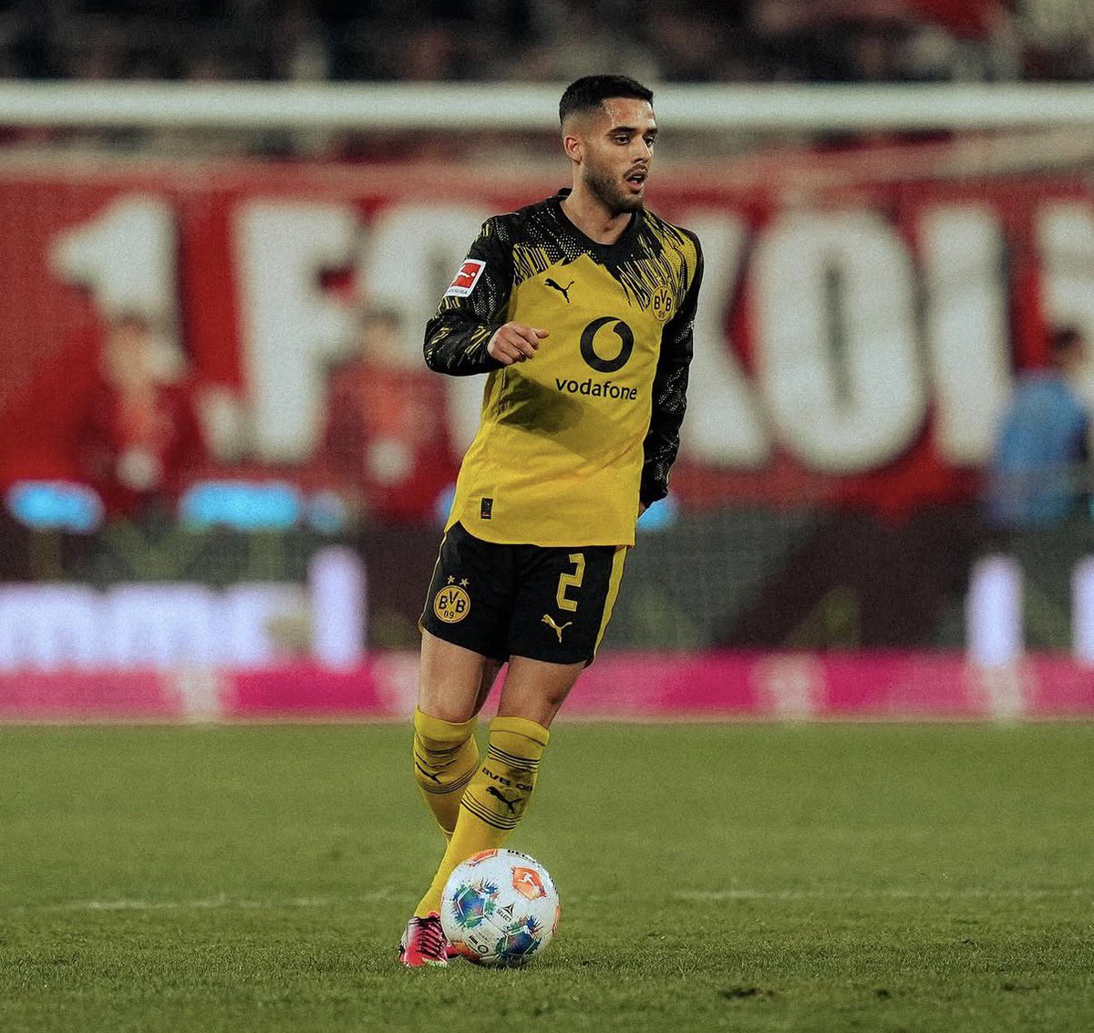 gabrielfuh_'s tweet photo. Temos dificuldade em formar laterais? Pode ser, mas temos que olhar melhor pros laterais das próximas gerações.

Arthur (23) tá muito bem no Bayer Leverkusen.

Até o Ryerson virar o rei das assistências, Yan Couto (24) tava muito bem no Borussia Dortmund.

Kauã Prates (17 - faz 18 em dezembro) é promissor também, vamos acompanhar sua primeira temporada no Signal-Iduna Park.

Souza (20) começou sua jornada no Tottenham.

Denner (18) acabou de chegar no Chelsea.

Angelo (17 - faz 18 em outubro) chega agora no Strasbourg, que é ponte do Chelsea.

Isso sem falar no Wesley, da Roma, que tem só 22 anos e seria titular nessa Copa, se não fosse a lesão.

E ainda tem vários no Brasil.

Se não formamos laterais, por que tantos laterais brasileiros estão em times de elite?