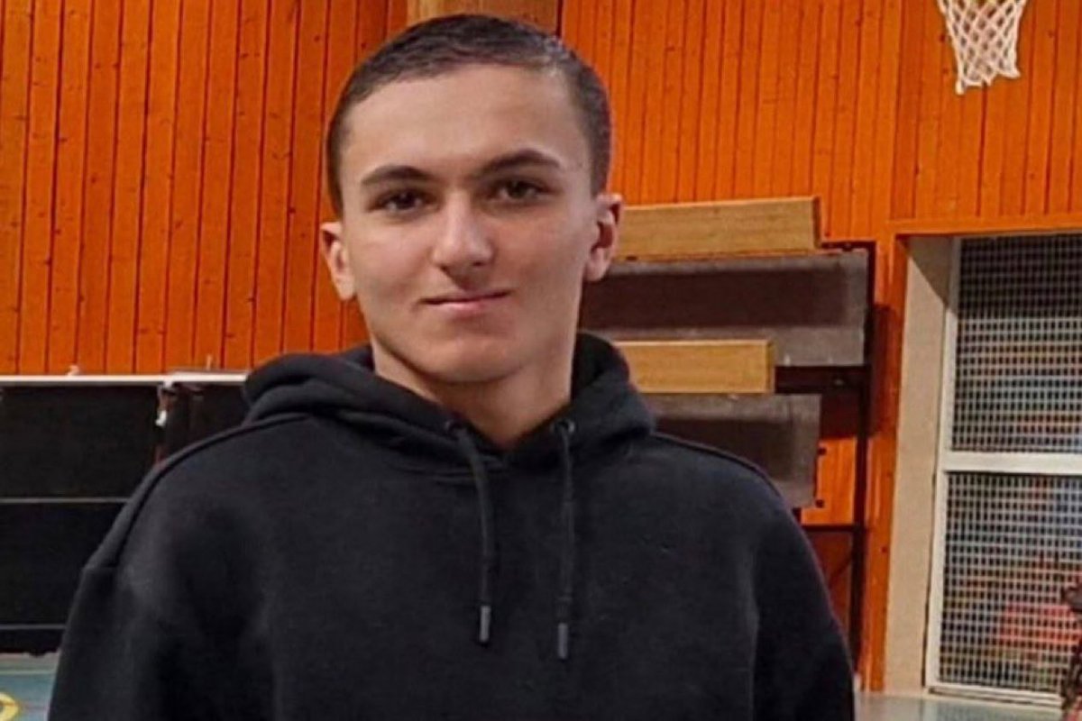 TribunePop23's tweet photo. 🇫🇷📂FLASH INFO - Joris, un jeune homme de 21 ans, a mis fin à ses jours après avoir été victime de harcèlement raciste, marqué notamment par des insultes répétées visant ses origines.

Le 30 juin dernier, lors d’une soirée à Saint-Jean-de-Bournay, il aurait été déshabillé de force, frappé et insulté par plusieurs individus.

D’après sa famille, ces violences l’avaient profondément atteint : il avait fini par développer des complexes et confiait à son père regretter sa couleur de peau.

Deux semaines après cette soirée, Joris s’est donné la mort.

Ses proches lancent aujourd’hui un appel à témoins afin d’éclaircir les circonstances des violences qu’il aurait subies et de faire valoir leurs droits en justice.

Total soutien à la famille dans cette épreuve.