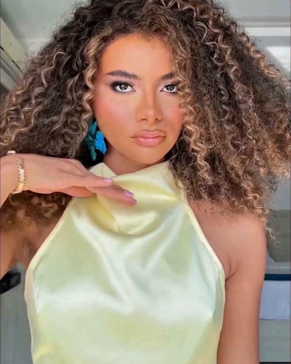 lahistoriaec's tweet photo. De la tierra verde. Margaret Santillán, originaria del recinto La Muralla, de la parroquia Montalvo del cantón Ríoverde, es la candidata de Esmeraldas para el concurso Miss Universo Ecuador. https://t.co/LdkmAbHAC7