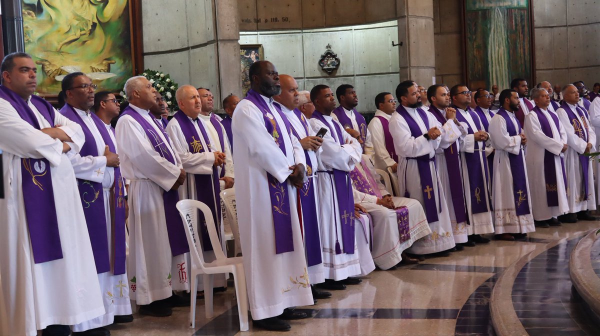 EpiscopadoRD's tweet photo. 🕊️ Exequias y sepultura de Mons. Gabriel Antonio Camilo González, obispo emérito de La Vega. 

Durante las exequias, también le fueron rendidas las honras fúnebres militares, en reconocimiento a su trayectoria y servicio. https://t.co/AQoOU6vzZ5