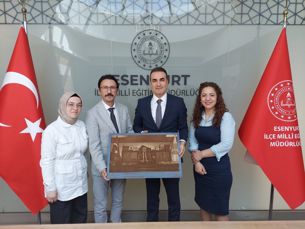 Serkan_Ertem's tweet photo. Okul Müdürü olarak başladığım görevimin henüz 3. Yılında Esenyurt'ta Nice Başarıların öncüsü Müdürümüz Tayfun ÖZYOLCU Bitlis İl Milli Eğitim Müdürü olarak bizleri hüzünlendirdi ama Ülkenin her köşesine taşıyacağı başarıları ile gurur duyacağız. @TayfunOzyolcu https://t.co/kknVteMTqV