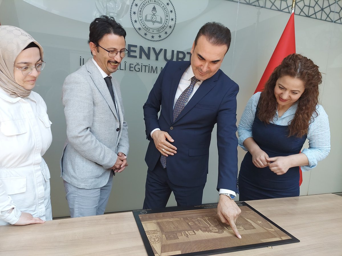 Serkan_Ertem's tweet photo. Okul Müdürü olarak başladığım görevimin henüz 3. Yılında Esenyurt'ta Nice Başarıların öncüsü Müdürümüz Tayfun ÖZYOLCU Bitlis İl Milli Eğitim Müdürü olarak bizleri hüzünlendirdi ama Ülkenin her köşesine taşıyacağı başarıları ile gurur duyacağız. @TayfunOzyolcu https://t.co/kknVteMTqV