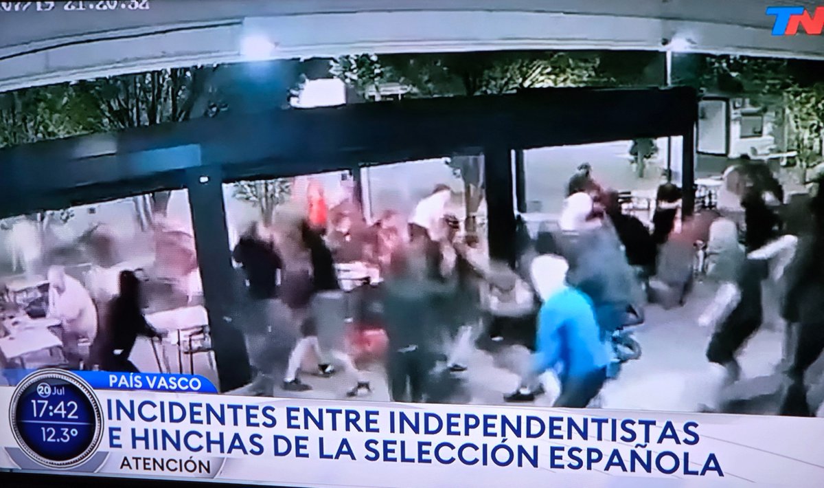 _Ro_m_i_'s tweet photo. Pero cómo? Si el argentino no  es el incivilizado? https://t.co/5KfNTHl5gT