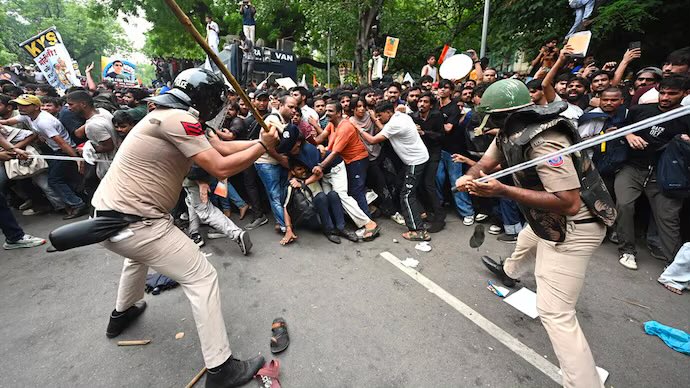 jas_reports's tweet photo. Just till last week, we heard some “intellectuals” defend police brutality depicted in #Satluj. Their excuse for extra-judicial force? Reeling in “separatists”.
Were the peaceful students protesting in Delhi today separatists?
This is what happens when power is left unquestioned. https://t.co/I0sTCW6akV