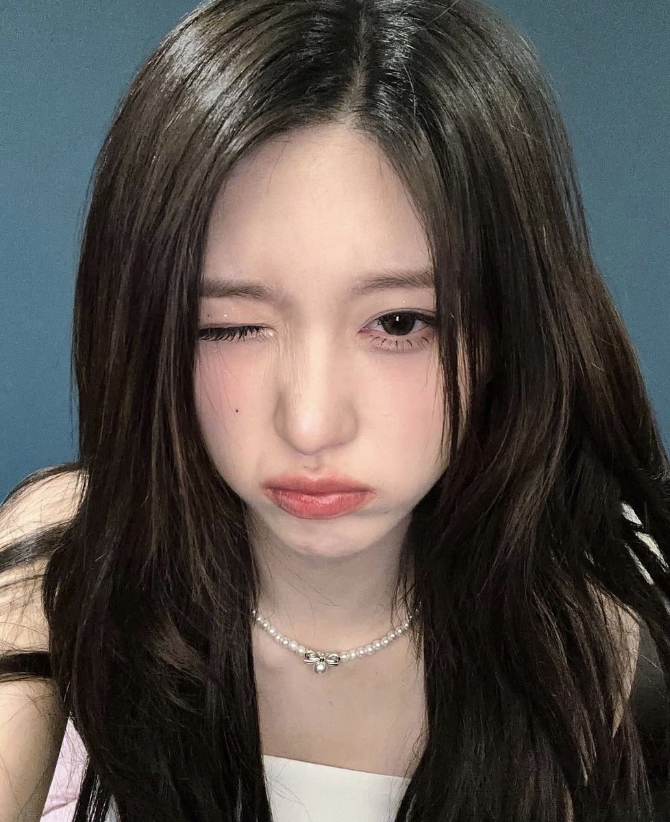 gaeulchive's tweet photo. —  🐿️ 231206 falingin__fall Instagram update (1/2) https://t.co/M92aym1BlP
