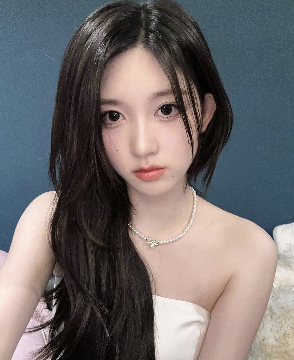 gaeulchive's tweet photo. —  🐿️ 231206 falingin__fall Instagram update (1/2) https://t.co/M92aym1BlP