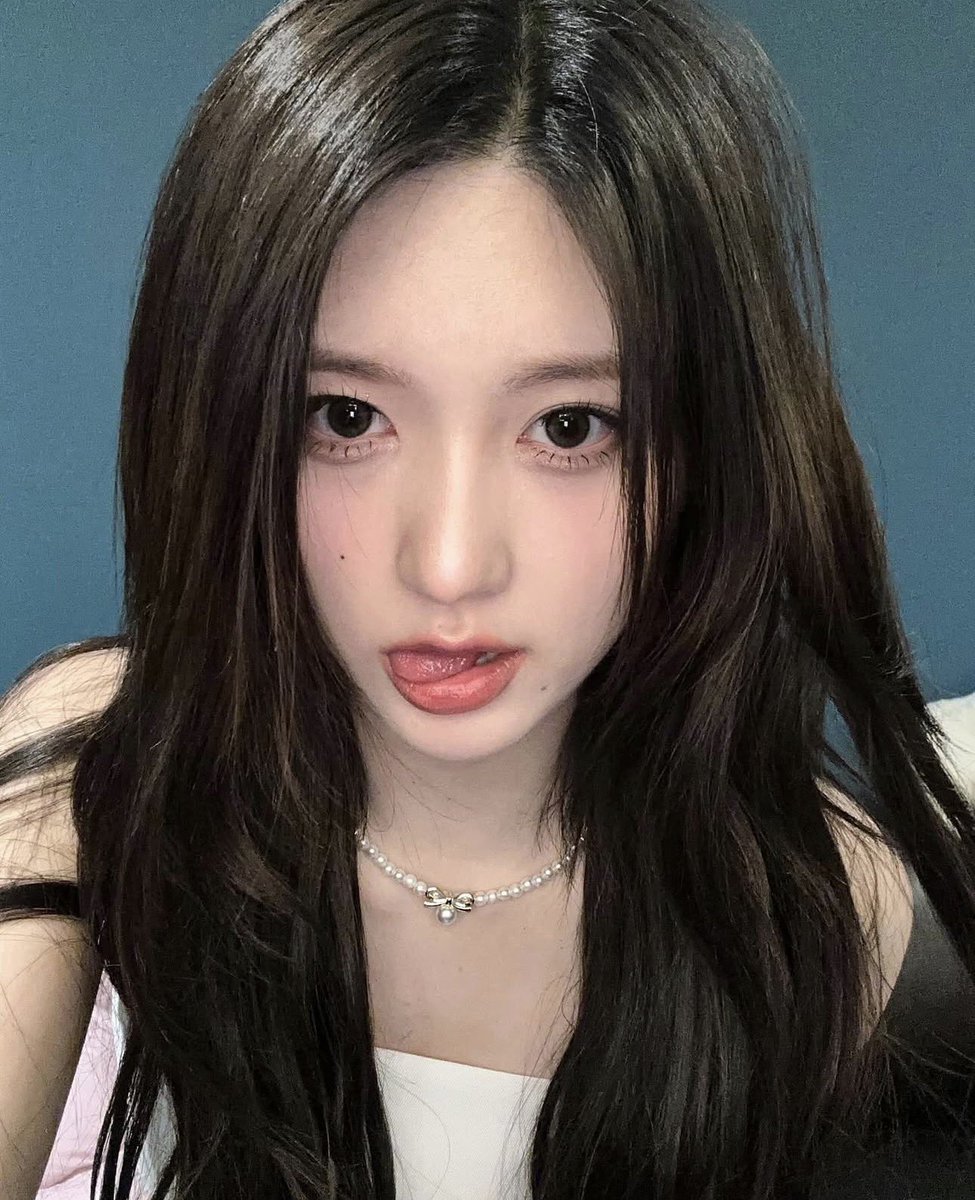 gaeulchive's tweet photo. —  🐿️ 231206 falingin__fall Instagram update (1/2) https://t.co/M92aym1BlP