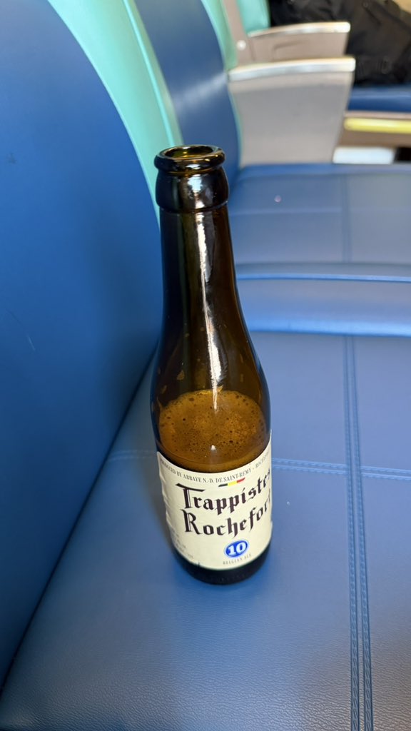 lec_mf's tweet photo. Belgische mode on the metro north https://t.co/RJMfUL1z8U