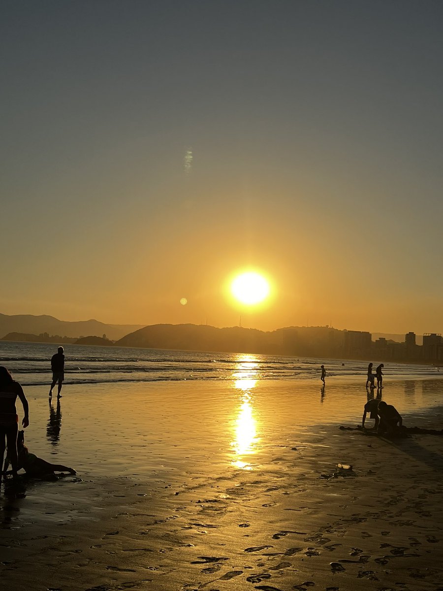 notesfromisaa's tweet photo. Corrida na praia, escutando BK e Flora Matos… 
Meio que só faltou ela aqui https://t.co/EoSZV16kla