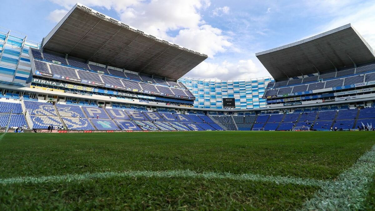 lalosalazare's tweet photo. La gente de Puebla le prestó el Estadio Cuauhtémoc al Cruz Azul y el Azul salió campeón.

Le prestaron el estadio a España previo al Mundial y salieron campeones.

Le prestaron el estadio a los Cuervos Negros Salvajes de Nuevo Toledo y también salieron campeones.

Bajo esa lógica, Rayados está pagando el karma por lo de las butacas que quemaron unos vatos, me cae. 😞