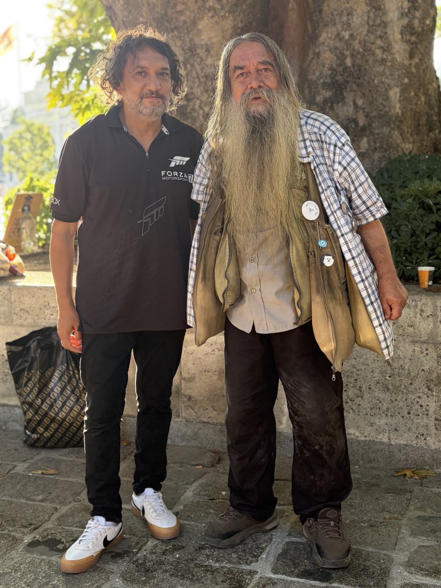 kucukahmetoglu's tweet photo. #HüseyinAvniDede #MütevaziOl #SokakPsikologları #Beyazıt #SahaflarÇarşısı #TarihiÇınarAğacı #İstanbul #TurizmOkuryazarlığı #DrMehmetKüçükahmetoğlu       Hüseyin Avni Dede ile İstanbul Beyazıt Sahaflar Çarşısı girişindeki tarihi Çınar altında turizm okuryazarlığı üzerine konuştuk. https://t.co/0KVyP6QTPC