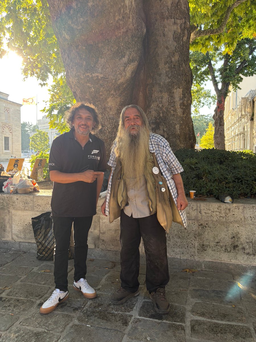 kucukahmetoglu's tweet photo. #HüseyinAvniDede #MütevaziOl #SokakPsikologları #Beyazıt #SahaflarÇarşısı #TarihiÇınarAğacı #İstanbul #TurizmOkuryazarlığı #DrMehmetKüçükahmetoğlu       Hüseyin Avni Dede ile İstanbul Beyazıt Sahaflar Çarşısı girişindeki tarihi Çınar altında turizm okuryazarlığı üzerine konuştuk. https://t.co/0KVyP6QTPC