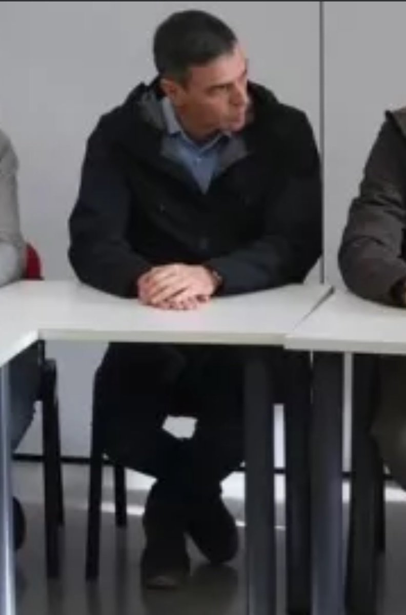 ofendidito__'s tweet photo. A la izquierda, las botas de Ferrán Torres en Valencia / A la derecha, los zapatos de Pedro Sánchez en Valencia. https://t.co/RusQbXhJZM