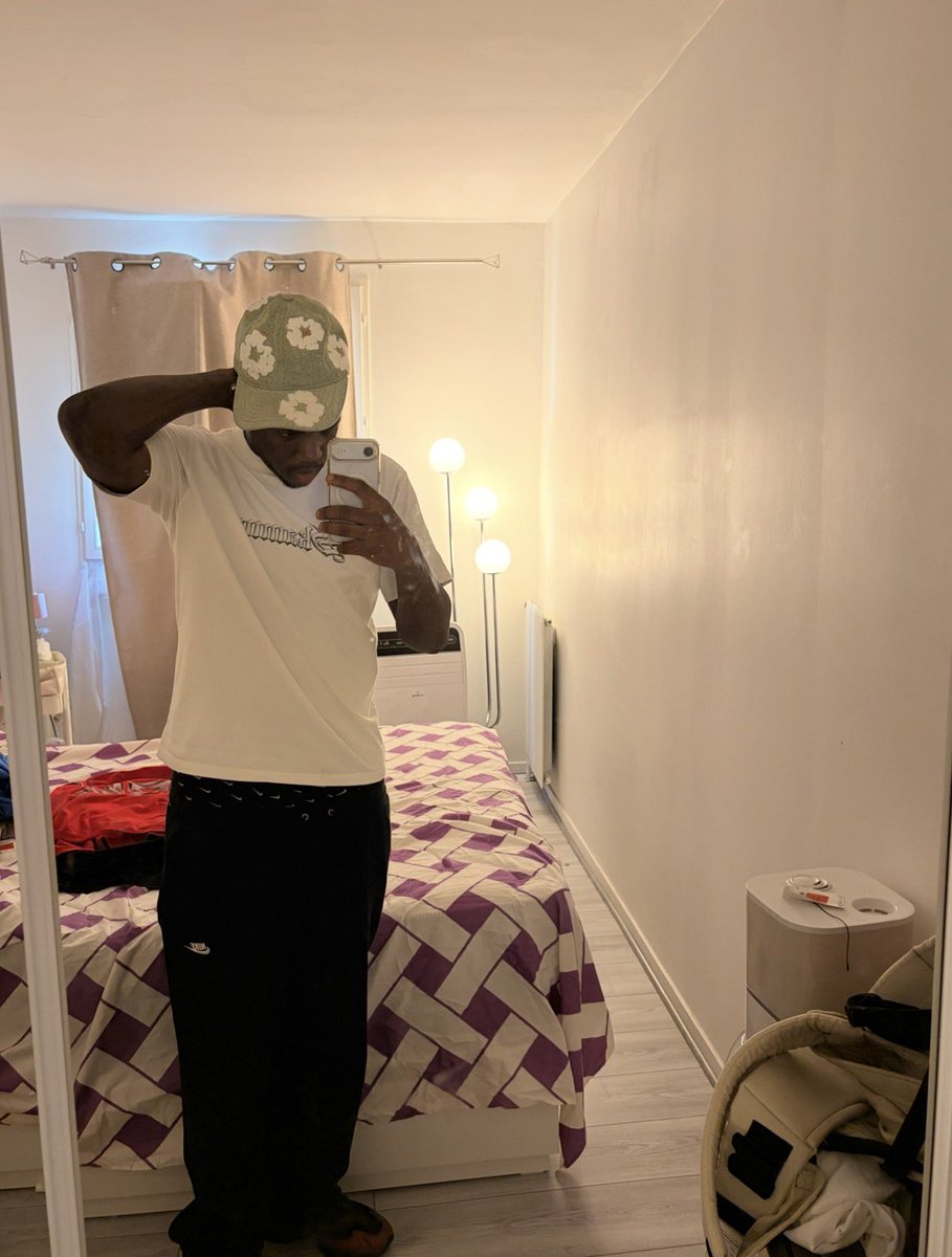 SkammTLP10's tweet photo. I’m the future of Canadian streetwear https://t.co/3xxB9VDkKI