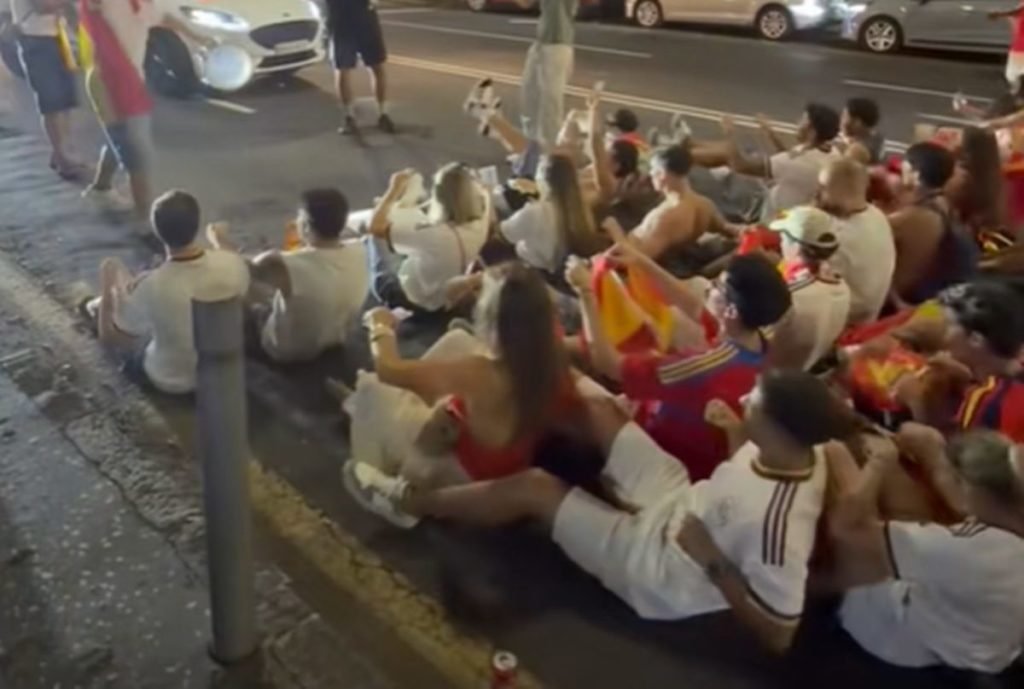 Jahazu's tweet photo. Ahora que se acabó el mundial... podemos decir que lo de remo fuera del contexto estadio era un "poquito" cringe https://t.co/msDVNZHh1q