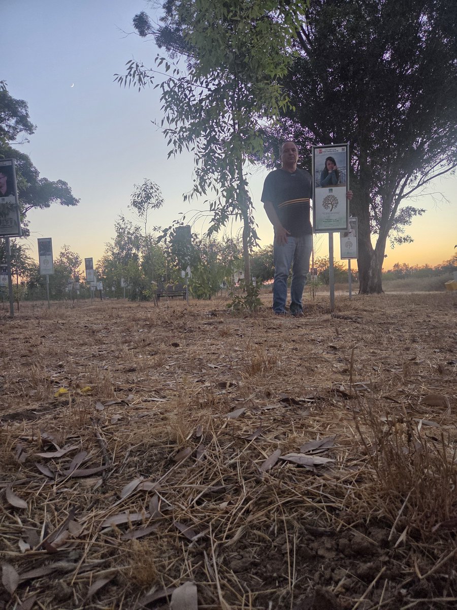 EranLitman's tweet photo. היי בת שלי,
ביקרתי אותך הבוקר. המקום הכי שלו בעולם.
סידרתי את האדניות ואת הקקטוסים.
הגעתי לעץ שלך, צבעתי, גזמתי וניקיתי.
המשכתי לחניון יער רעים. שקט מצמרר. רק אני והכלבים המשוטטים.
השלט החדש ש Amir Chodorov הקים מדהים, מרגש.
לא רק שלך, של כולם.
בפעם הבאה אגיע לפני החשכה ואביט בכל ��שלטים.
השתיל הקטנטן שקק"ל שתלו לפני יותר משנתיים גדל, וכבר גבוה ממני.
תודה לכל העושים והתורמים.
תודה.
#בשם_אוריה #העץ_של_אוריה
#TheTreeOfOriya #InTheNameOfOriya