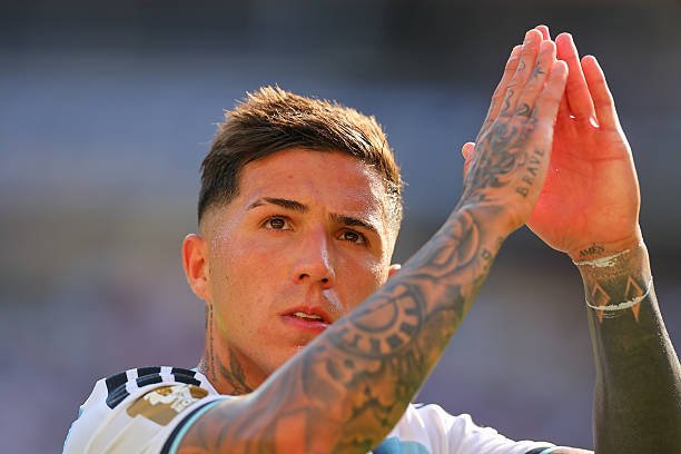 Cafecitoislife's tweet photo. La primera amarilla fue cualquier cosa y eso facilitó la expulsión.
Fue un partido raro y duro para todos.
Me quedo con tu gol a Egipto y con tu gol a Inglaterra. Me quedo con el amor que tienes a tu país y a tu camiseta.
Siempre contigo, Enzo. https://t.co/NRords11G6
