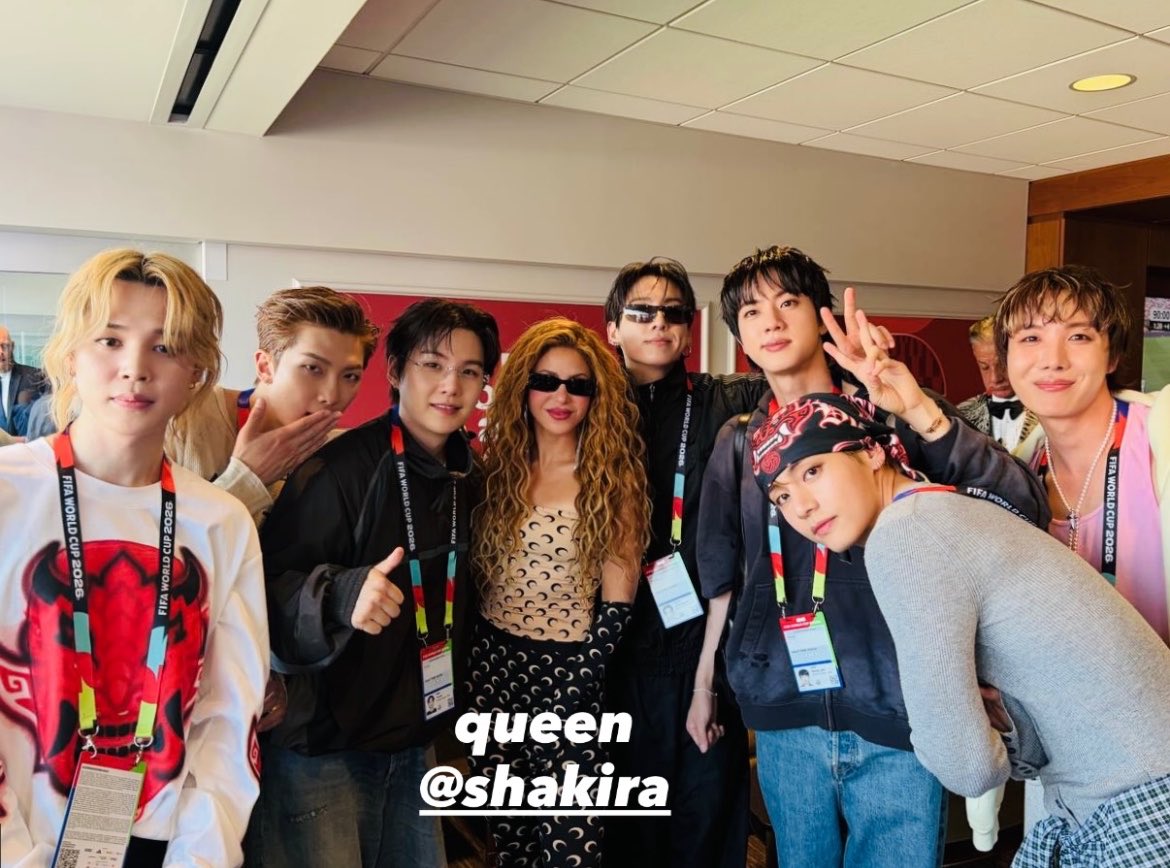 rainbowbts's tweet photo. FOTÃO DO BTS COM A SHAKIRA https://t.co/A34wFcKXmz