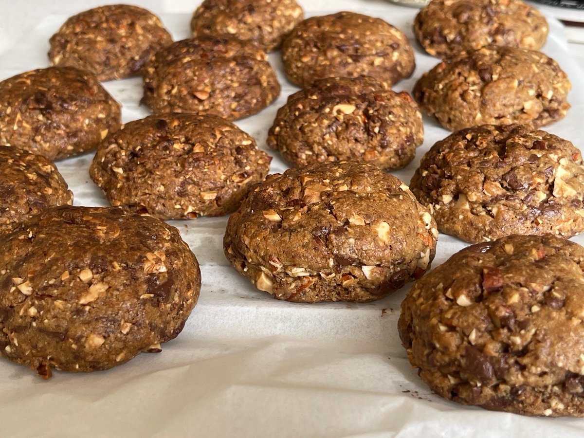 GwbkGeJEXvLpBFR's tweet photo. Just pulled my homemade chocolate chip cookies out of the oven—warm, gooey, and smelling like heaven! Nothing beats small-batch baking joy ， https://t.co/aCa6LX2EgA