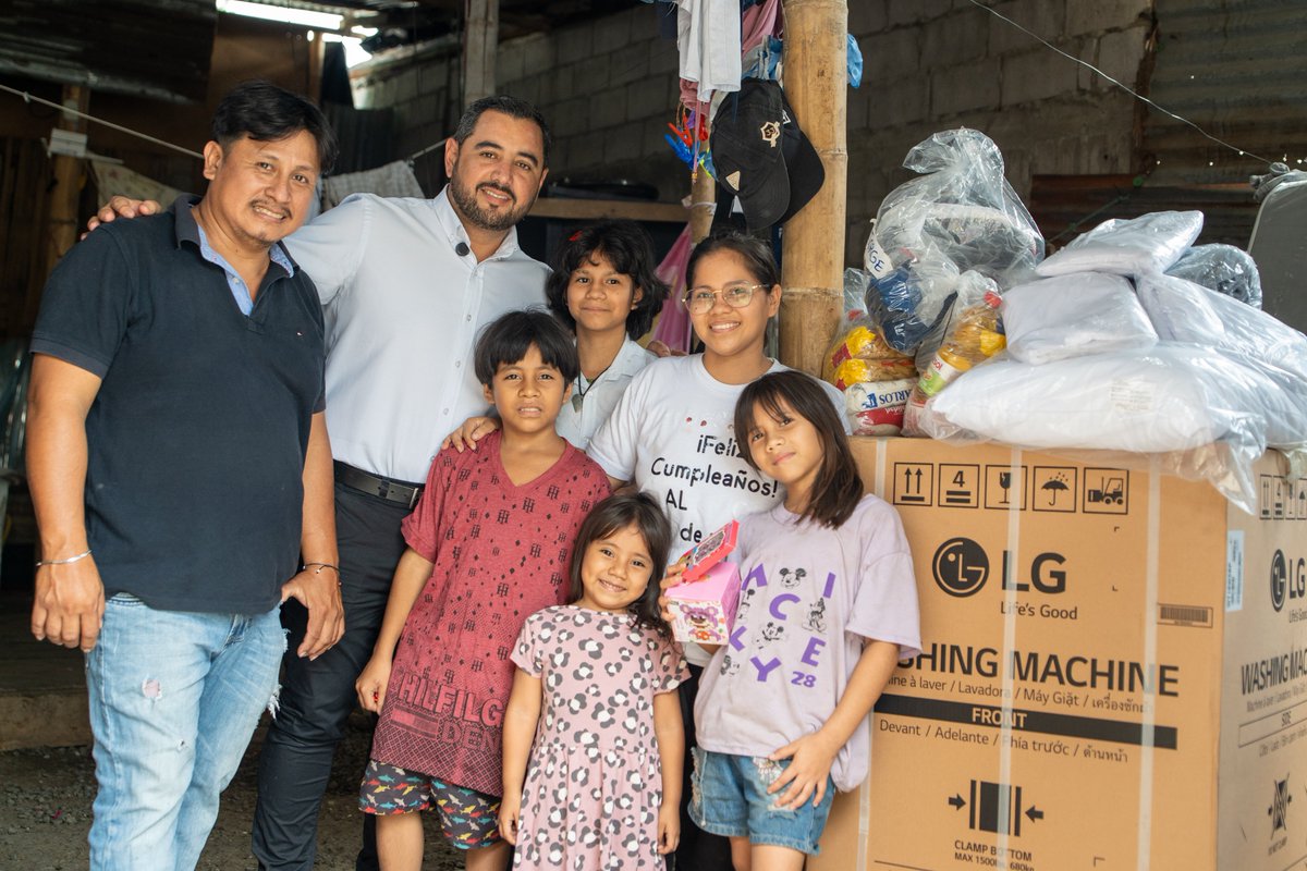 IEPS_Ec's tweet photo. 💜🤝 El Gobierno Nacional llegó con ayuda y atención integral a la familia Linch Catagua. 

La ministra de @DHumanoEc @zaidarovira, junto al director general del IEPS, @TJJuanchoD, acompañaron esta jornada de apoyo para atender las necesidades más urgentes del hogar.

A través de la articulación institucional se entregó ayuda humanitaria y se gestionó atención médica, valoración por discapacidad, acompañamiento social y el acceso al Crédito de Desarrollo Humano, reafirmando el compromiso de trabajar por las familias que más lo necesitan. 🇪🇨