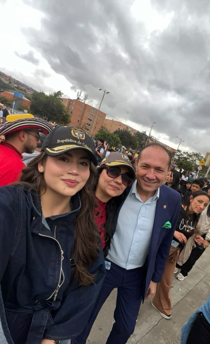 sandramilemu's tweet photo. Gracias a los trabajador@s y al sindicalismo por permitirme acompañar la reivindicación de los derechos laborales y la recuperación del @MintrabajoCol . Con el ministro @AntonioSanguino hicimos de este ministerio un lugar en el que los trabajador@s fueron dignificad@s en su labor y en sus vidas...y las empresas mejoraron sus espacios de trabajo desde el diálogo social. Gracias @petrogustavo por hacer todo esto posible, seguiremos en la resistencia pacífica.