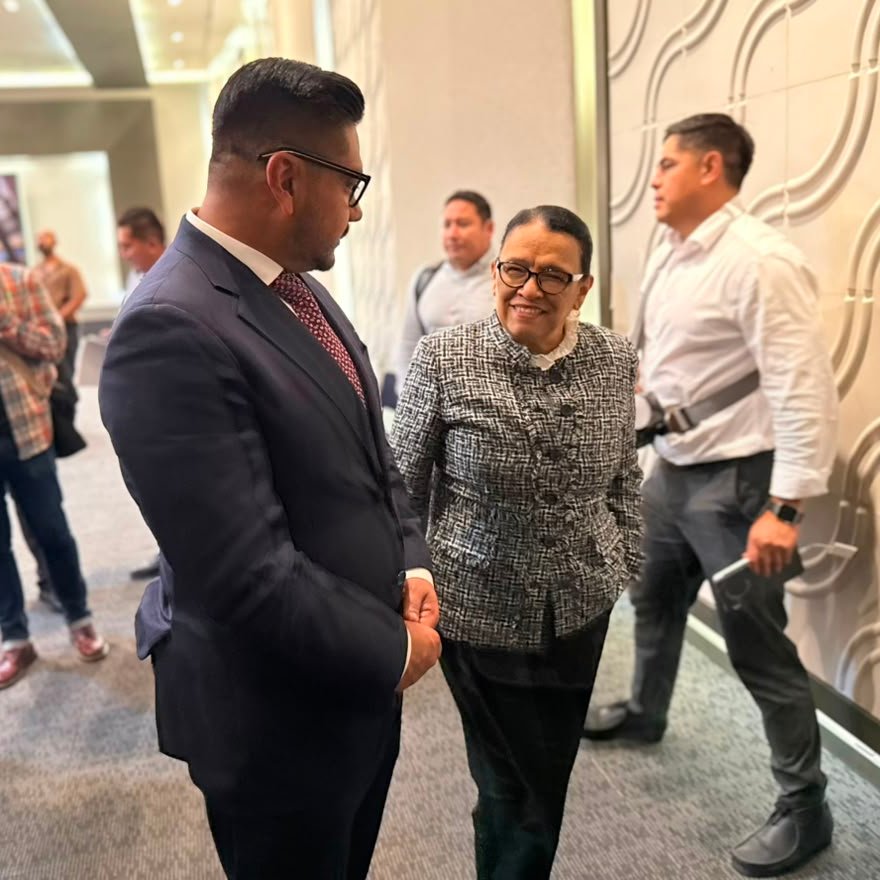 zrpci's tweet photo. Estamos finalizando una reunión de trabajo en la Secretaría de @SEGOB_mx, encabezada por la secretaria @rosaicela_ y nuestra gobernadora @delfinagomeza , para dar seguimiento a las acciones del Plan Integral para el Oriente del Estado de México, impulsado por la Presidenta @Claudiashein.

Seguimos avanzando en los proyectos de infraestructura, seguridad, movilidad, agua, salud y bienestar que transforman la vida de millones de habitantes del oriente mexiquense.

En #Nezahualcóyotl seguiremos trabajando con responsabilidad y en equipo para que los beneficios del Plan Oriente continúen llegando a nuestra gente y se traduzcan en mejores servicios, más oportunidades y una mejor calidad de vida para todas y todos.

#PorAmorANeza