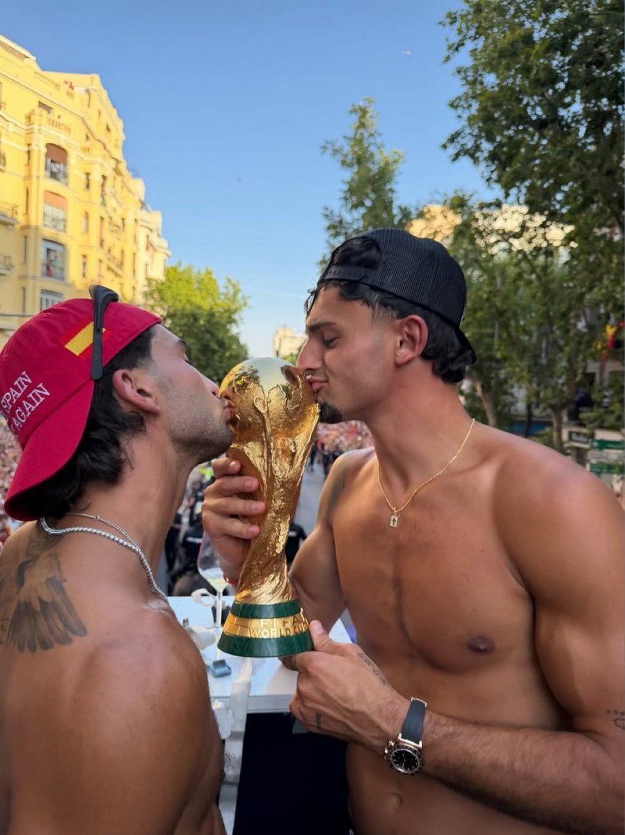 comentemoslo's tweet photo. Quiero ser la copa joder https://t.co/UuYiTtBxeC