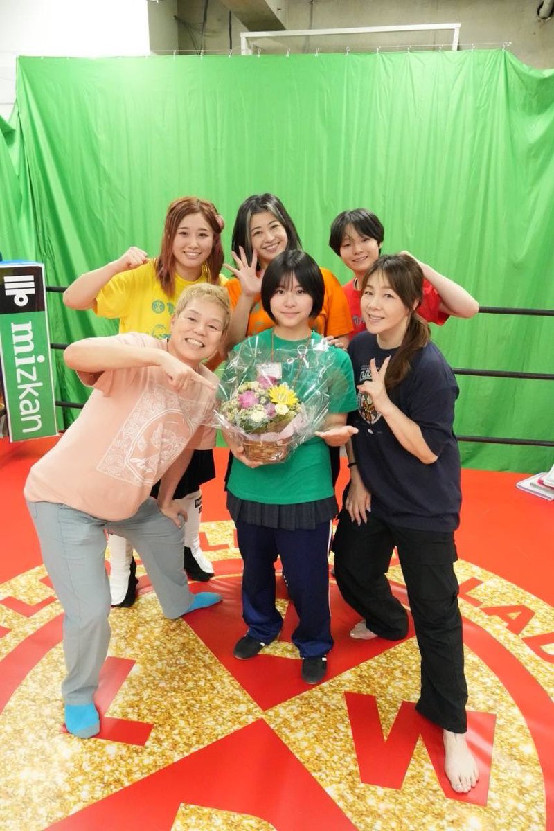 fujiwaraamu0's tweet photo. みなさん先日はイベントありがとうございました

いやー問題を出しながら、、頭も体も使う、
里奈さんが今回いつもより疲れてました！

そしてサプライズも💓
ライフフィールドさんからお花もいただきました
ありがとうございます🥺

15歳はもっと上へいきます
テッペンとるのに年齢は関係ないですよ😏 https://t.co/1mhjF2JNso