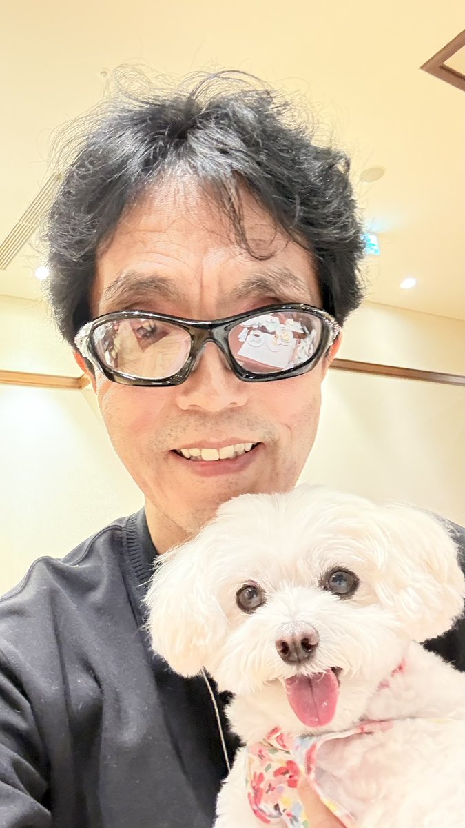 medicallive2017's tweet photo. 革ジャンのように見えて一体いつの写真だろうと思ったのですが実はティシャツなんだそうです。まりんちゃんと一緒だと表情の和らぐ勝俣先生。 https://t.co/sndH9RFMRi