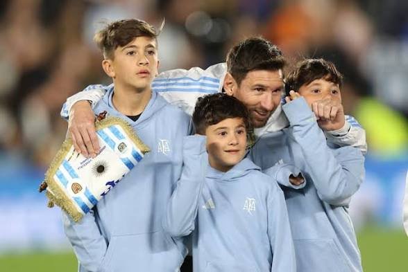 ABOGACUERVAX22's tweet photo. A TODOS LOS QUE DICEN:
- ARGENTINA SIN MESSI NO ES NADA...
- TRANQUILOS 🤫 
YA ESTÁN ...
#LosHerederos https://t.co/YFqTNyQODO