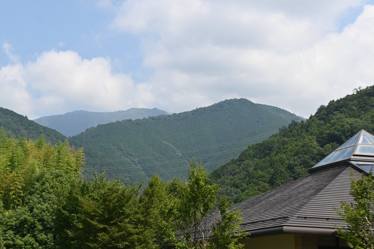 HadanoVC's tweet photo. 8時40分の気温30.8度　晴れ
標高290メートルに位置するここ #大倉登山口 も、朝からとても暑くなっています。ビジターセンターの背後に見える #大倉尾根 と #鍋割山稜、また、#三ノ塔 や #大山 方面も少し雲が出ていますがよく見えています。暑さが厳しいです。無理のない登山計画をお願いします。 https://t.co/J1TFooqvAs