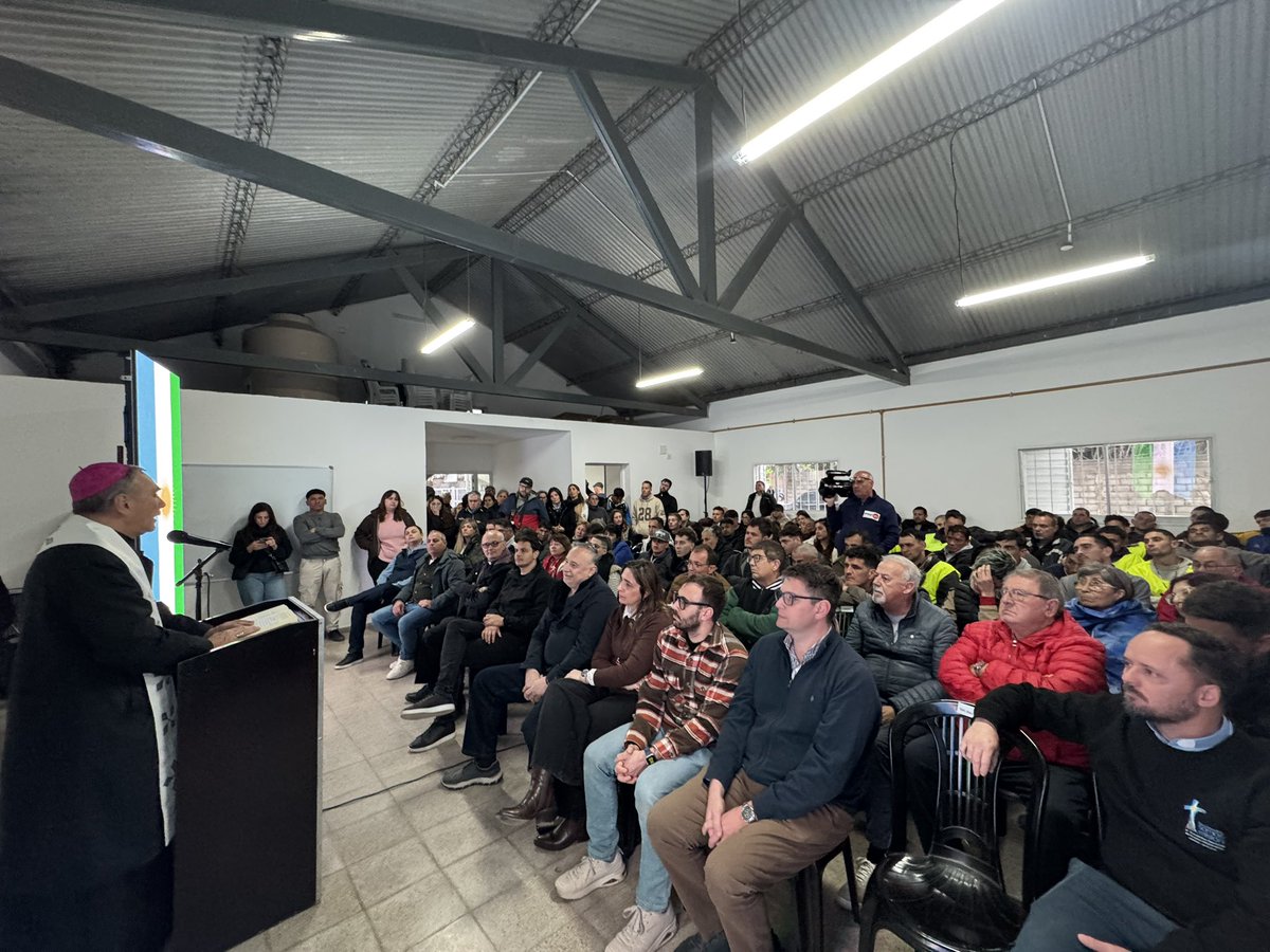 juanpinglese's tweet photo. Hoy acompañé al intendente Eduardo Accastello en la inauguración del nuevo Centro Barrial Hogar de Cristo en barrio Las Playas.

Son esos lugares que hacen la diferencia. Donde hay una mano tendida, una escucha sincera y la posibilidad de volver a empezar. https://t.co/hVZvKzvySF