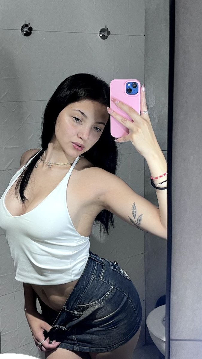 softanyaee's tweet photo. mirror pic with the kind of energy that makes people type carefully https://t.co/3UtWjSI4Oa